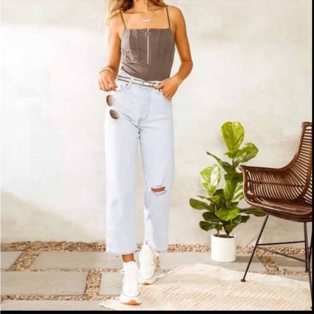 Levi’s ribcage straight leg light wash jeans